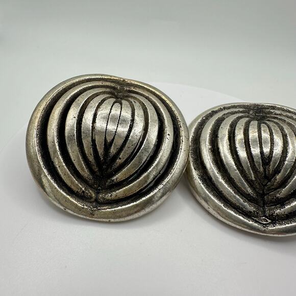 Jeff Lieb vintage massive silver tone scalloped discs statement clip on earrings - Picture 7 of 7